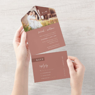 INVITACIÓN TODO EN UNO FOTO MÍNIMA DEL BODA DE TERRACOTTA RUST MONOGRAM T