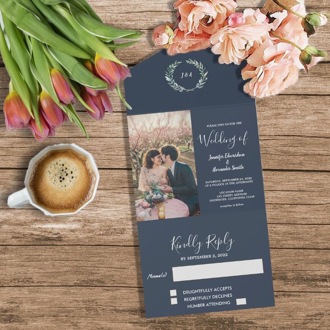 Invitación Todo En Uno Foto rústica acuarela deja Boda (Rustic navy blue watercolor leaves monogrammed photo all in one wedding invitation.)