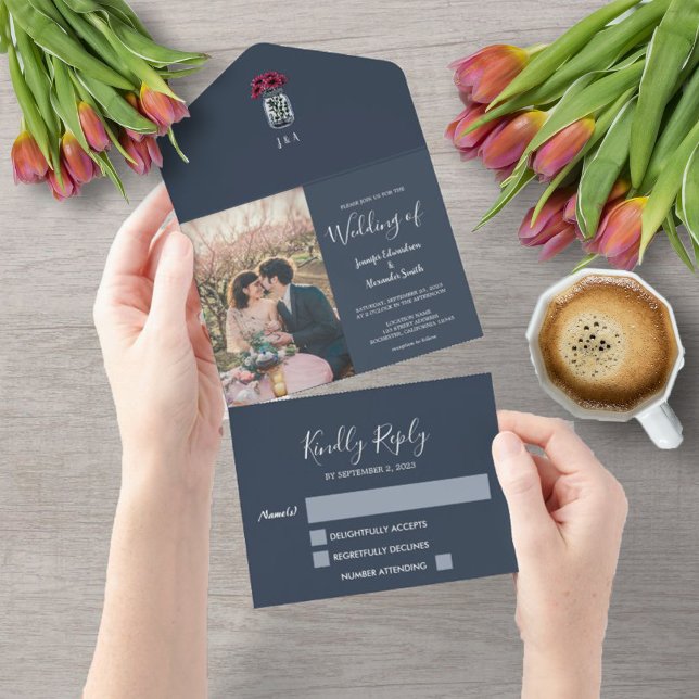 Invitación Todo En Uno Frasco de albañil ruso monograma foto Boda azul (Rustic navy blue mason jar all in one wedding invitation.)