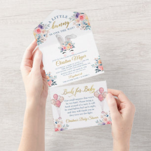 Invitación Todo En Uno Libros de Baby Shower con flores de conejo rosa pa
