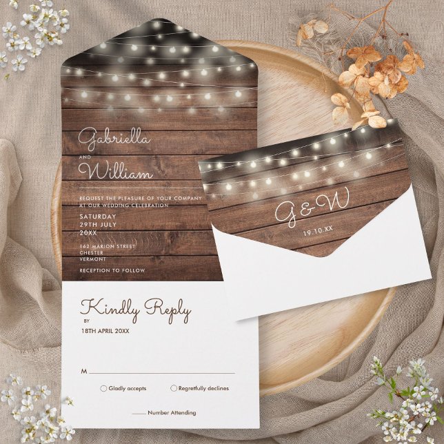 Invitación Todo En Uno Luces de Cuerda Granero Rústico Madera Monograma B (String Lights Rustic Barn Wood Monogram Wedding All In One Invitation)