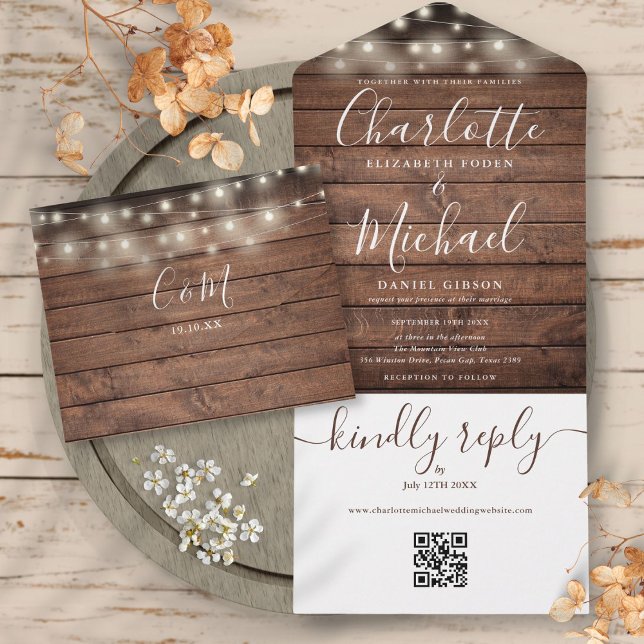 Invitación Todo En Uno Luces de Cuerda Rústicas Código QR Monograma Boda  (Rustic String Lights QR Code Monogram Wedding All In One Invitation)