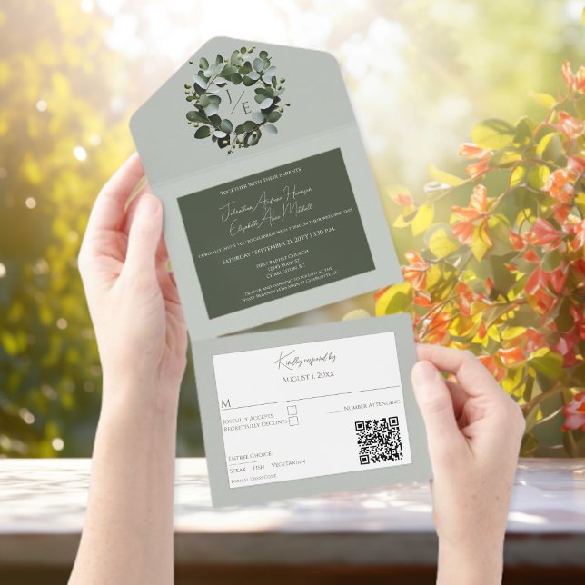 Invitación Todo En Uno Monograma moderno Eucalyptus Wreath Sage Verde (Sage Green Modern Monogram Eucalyptus Wreath All in One Wedding Invitation)