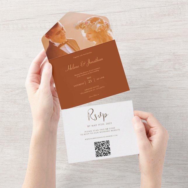 Invitación Todo En Uno Naranja quemado Boda fotográfico mínimo Código QR (desgarro)