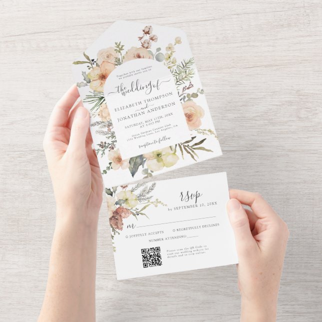 Invitación Todo En Uno Navidades QR RSVP Woodland Boda Floral de Invierno (desgarro)
