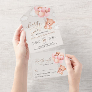 Invitación Todo En Uno Oso bebé, globos rosados, primer cumpleaños