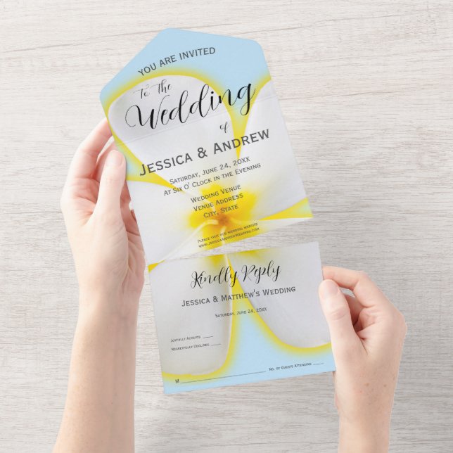 Invitación Todo En Uno Plumeria tropical, blanca y amarilla, Boda floral (desgarro)