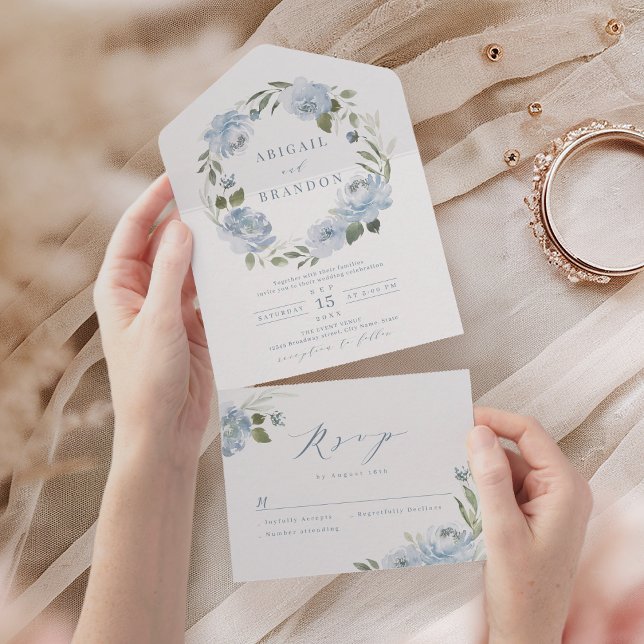Invitación Todo En Uno Romántico boda de flores azules polvorientas (Romantic garden dusty blue floral wreath wedding all in one invitation)
