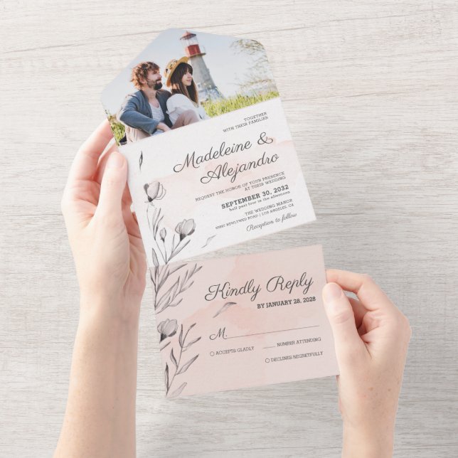 Invitación Todo En Uno Romántico melocotón y elegante boda floral gris (desgarro)