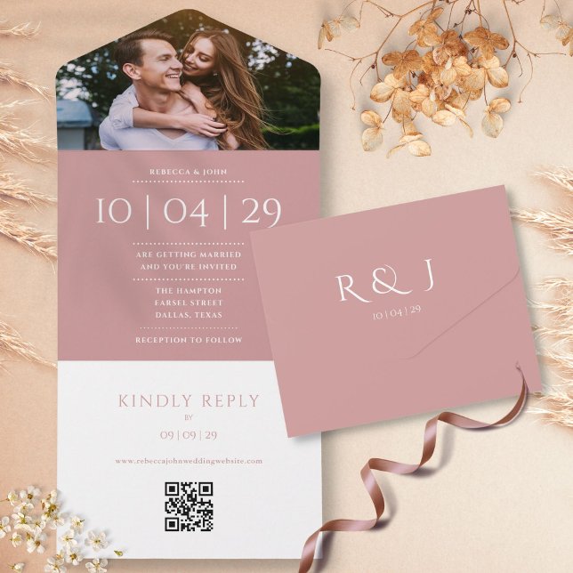 Invitación Todo En Uno Rosa polvoriento Monograma Código QR Boda fotográf (Dusty Rose Monogram QR Code Photo Wedding Date All In One Invitation)