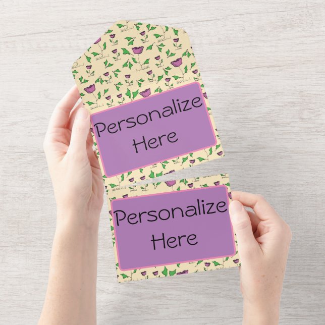 Invitación Todo En Uno Tulipanes morados sobre fondo amarillo (desgarro)