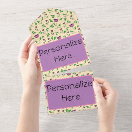 Invitación Todo En Uno Tulipanes morados sobre fondo amarillo