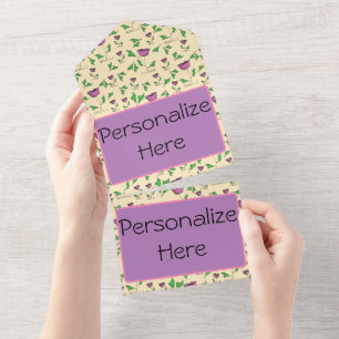 Invitación Todo En Uno Tulipanes morados sobre fondo amarillo