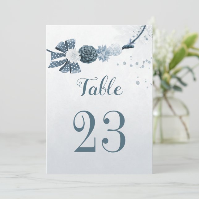 Invitación tonos azules polvorientos flores número de tabla b (Anverso de pie)