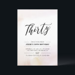 Invitación Treinta | Acuarela mínima de 30 años Fiesta<br><div class="desc">Celebra tu día especial con esta simple invitación mínima para la fiesta de cumpleaños número 30. Este diseño cuenta con un elegante guión grabado "Thirty" (Treinta) con un suave fondo de textura de brocha de color neutro. En mi tienda BaraBomDesign hay más invitaciones para adultos de cumpleaños y suministros para...</div>