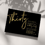 Invitación Treinta | Black & Gold Modern 30th Birthday Fiesta<br><div class="desc">Celebra tu día especial con esta sencilla y elegante invitación a la fiesta de cumpleaños número 30. Este diseño presenta un guión moderno de brocha "Treinta" con un diseño limpio en combinación color negro y oro. Más diseños disponibles en mi tienda BaraBomDesign.</div>