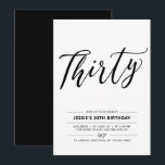 Invitación Treinta Blanco y Negro Treinta Fiesta de cumpleaño<br><div class="desc">Celebra tu día especial con esta simple invitación mínima para la fiesta de cumpleaños número 30. Este diseño presenta un elegante guión con letras "Thirty" (30 años) con una combinación de colores en blanco y negro. En mi tienda BaraBomDesign hay más invitaciones para adultos de cumpleaños y suministros para fiestas....</div>