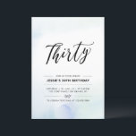 Invitación Treinta | Blue 30 Birthday Fiesta Watercolor<br><div class="desc">Celebra tu día especial con esta simple invitación mínima para la fiesta de cumpleaños número 30. Este diseño cuenta con un elegante guión grabado con letras "Thirty" con un suave fondo de color azul y acuarela. En mi tienda BaraBomDesign hay más invitaciones para adultos de cumpleaños y suministros para fiestas....</div>