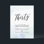 Invitación Treinta | Fiesta de cumpleaños 30 azul Acuarela<br><div class="desc">Celebra tu día especial con esta sencilla invitación minimalista para una fiesta de cumpleaños de 30 años. Este diseño presenta una elegante letra script "Treinta" con un suave fondo de lavado de acuarela azul y menta. Más invitaciones de cumpleaños de adultos y suministros para fiestas están disponibles en mi tienda...</div>