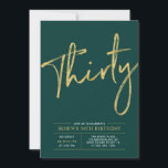 Invitación Treinta | Fiesta de cumpleaños moderna de 30 años<br><div class="desc">Celebra tu día especial con esta sencilla y elegante invitación de cumpleaños número 30. Este diseño presenta un elegante estilo de pincel con un diseño limpio y una combinación de colores verde esmeralda y dorado. Más diseños disponibles en mi tienda BaraBomDesign.</div>