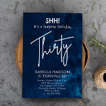 Invitación Treinta | Fiesta de sorpresa por cumpleaños 30 de<br><div class="desc">Treinta | La invitación a la fiesta sorpresa de cumpleaños 30 de Navy Blue tiene un fondo de color azul profundo,  adornado con sofisticados elementos textuales blancos que transmiten el mensaje "¡SHH! es un cumpleaños sorpresa Treinta." Personalice esta invitación incorporando sus detalles e información fiesta únicos.</div>
