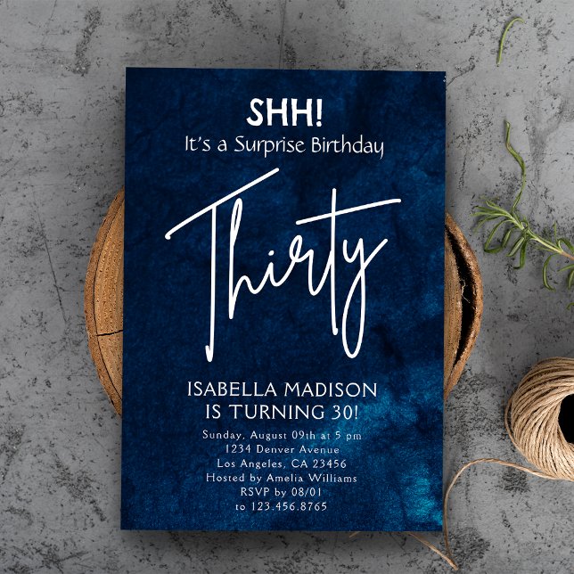 Invitación Treinta | Fiesta de sorpresa por cumpleaños 30 de  (Thirty | Navy Blue 30th Birthday Surprise Party Invitation
)