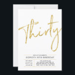 Invitación Treinta | Fiesta Gold Modern 30th Birthday<br><div class="desc">Celebra tu día especial con esta sencilla y elegante invitación a la fiesta de cumpleaños número 30. Este diseño presenta un guión de pincel de moda con un diseño limpio con una combinación de color negro y oro. Más diseños disponibles en mi tienda BaraBomDesign.</div>