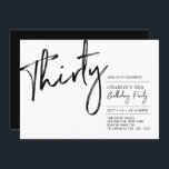 Invitación Treinta | Moderno blanco y negro 30 Fiesta de cump<br><div class="desc">Celebra tu día especial con esta sencilla y elegante invitación a la fiesta de cumpleaños número 30. Este diseño presenta un guión de pincel "Treinta" con un diseño limpio en combinación de color blanco y negro. Más diseños disponibles en mi tienda BaraBomDesign.</div>