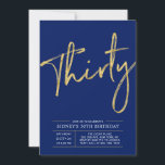 Invitación Treinta | Oro y azul Moderno 30 Fiesta de cumpleañ<br><div class="desc">Celebra tu día especial con esta sencilla y elegante invitación a la fiesta de cumpleaños número 30. Este diseño presenta un guión de pincel de moda con un diseño limpio con una combinación de colores azul y oro. Más diseños disponibles en mi tienda BaraBomDesign.</div>