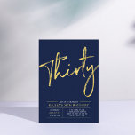 Invitación Treinta | Oro y azul Moderno 30 Fiesta de cumpleañ<br><div class="desc">Celebra tu día especial con esta sencilla y elegante invitación a la fiesta de cumpleaños número 30. Este diseño presenta un guión de pincel de moda con un diseño limpio con una combinación de color azul marino y oro. Más diseños disponibles en mi tienda BaraBomDesign.</div>