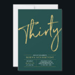 Invitación Treinta | Oro y verde Moderno 30 Fiesta de cumplea<br><div class="desc">Celebra tu día especial con esta sencilla y elegante invitación a la fiesta de cumpleaños número 30. Este diseño presenta un guión de pincel de moda con un diseño limpio con una combinación de color verde esmeralda y oro. Más diseños disponibles en mi tienda BaraBomDesign.</div>