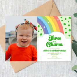 Invitación Tres Es Un Encantador Atractivo Arcoiris Tercer Fi