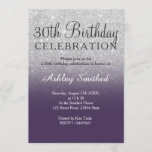 Invitación Trigésimo cumpleaños del falso ombre púrpura de<br><div class="desc">Una trigésima invitación del cumpleaños del falso ombre de plata moderno,  original y simple del purpurina en un fondo púrpura completamente adaptable del color. ¡Trigésimo!</div>