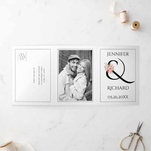 Invitación Tríptica Ampersand blanco negro con boda de rosas rosas ros (Exterior)