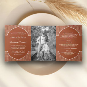 Invitación Tríptica Arco étnico indio de terracota rústica para foto d