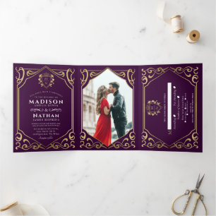 Invitación Tríptica Berenjena Fantasía Medieval Real Monograma Boda