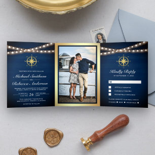 Invitación Tríptica Boda brújula náutica de madera azul marino dorada