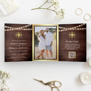 Invitación Tríptica Boda Código QR Brújula Dorada Madera Rústica Náuti