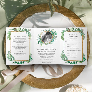 Invitación Tríptica Boda con hojas exuberantes y marco dorado todo en 