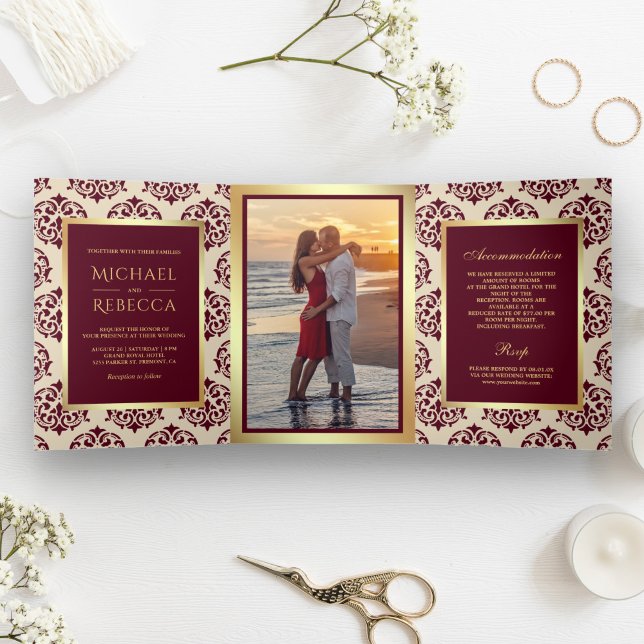 Invitación Tríptica Boda de damasco borgoña con lámina de oro falsa (Subido por el creador)
