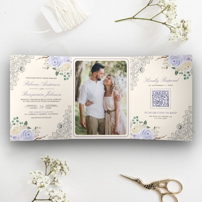 Invitación Tríptica Boda de encaje floral púrpura de lavanda crema rús (Subido por el creador)