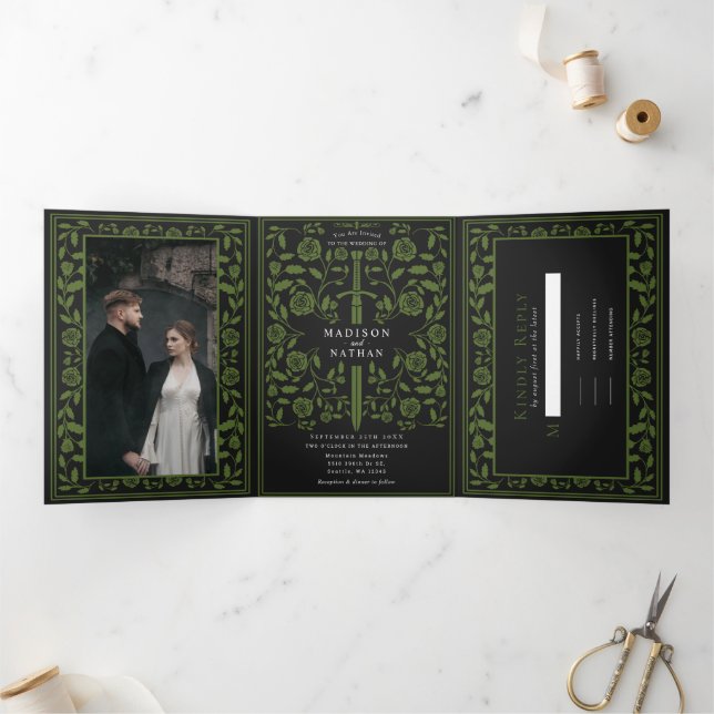 Invitación Tríptica Boda de espadas medievales de Olive Royal Black (Interior)