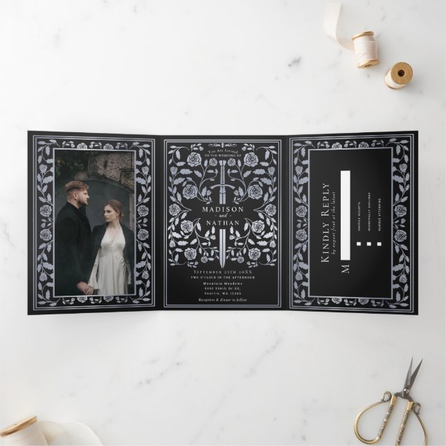 Invitación Tríptica Boda de espadas plateadas Royal Medieval Black (Interior)