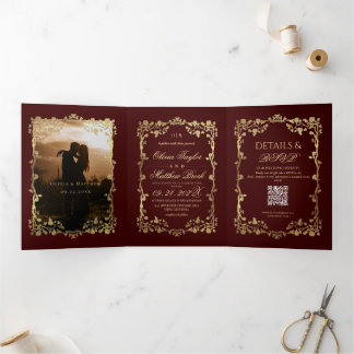 Invitación Tríptica Boda de flores de rosa dorada burgundy elegante