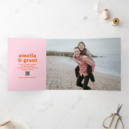 Invitación Tríptica Boda de Foto Código QR Naranja y Rosa con Fuente R