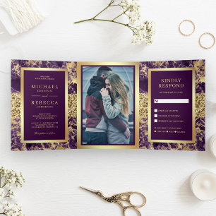 Invitación Tríptica Boda de foto de mármol púrpura con brillo dorado