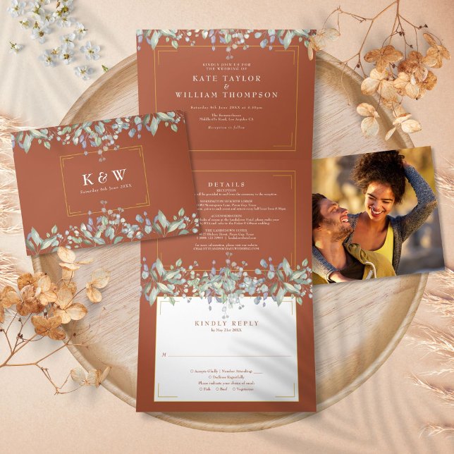 Invitación Tríptica Boda de Foto Monograma de Terracota con Follaje de (Lilac Foliage Terracotta Monogram Photo Wedding Tri-Fold Invitation)