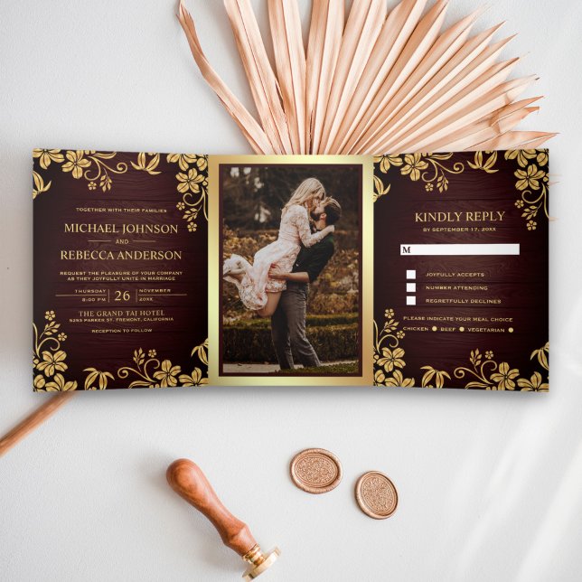 Invitación Tríptica Boda de hojas florales de Relieve metalizado dorad (Subido por el creador)