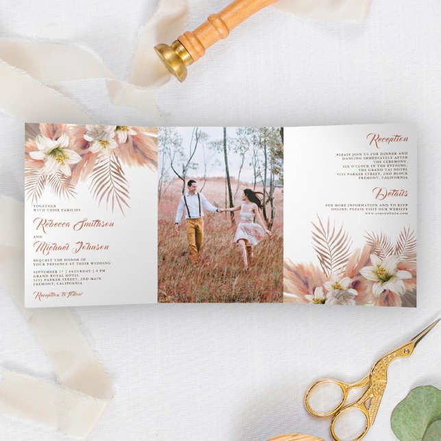 Invitación Tríptica Boda de la Palm Floral de Lirio Blanco Earthy Pamp (Subido por el creador)