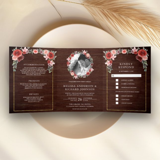 Invitación Tríptica Boda de madera de granero floral rosa y burdeos (Subido por el creador)